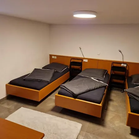 Monteurzimmer- Kellerwohnung Mit Gemeinschaftsbad Und Kueche Bei Rastatt Проживание в семье Muggensturm